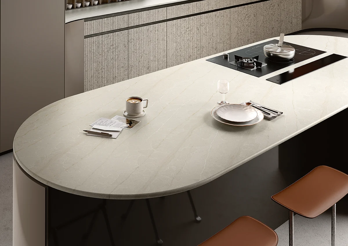 Encimera EMERA Biancopuro con canto redondeado en una cocina contemporánea.